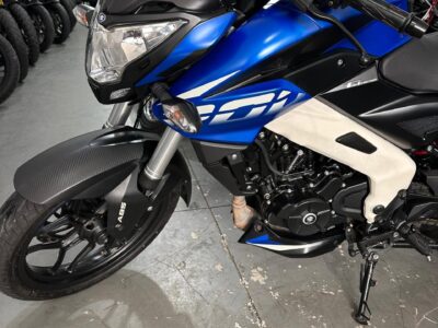 Bajaj, Dominar 200, azul.