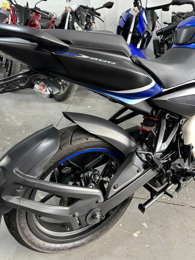 Bajaj, Dominar 200, azul.