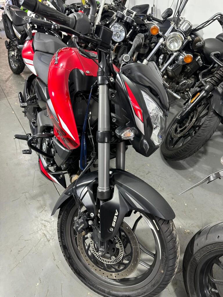 Bajaj D200, vermelha.