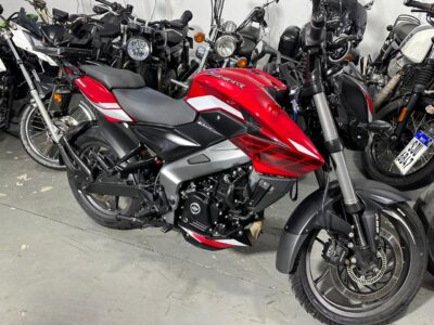 Bajaj D200, vermelha.