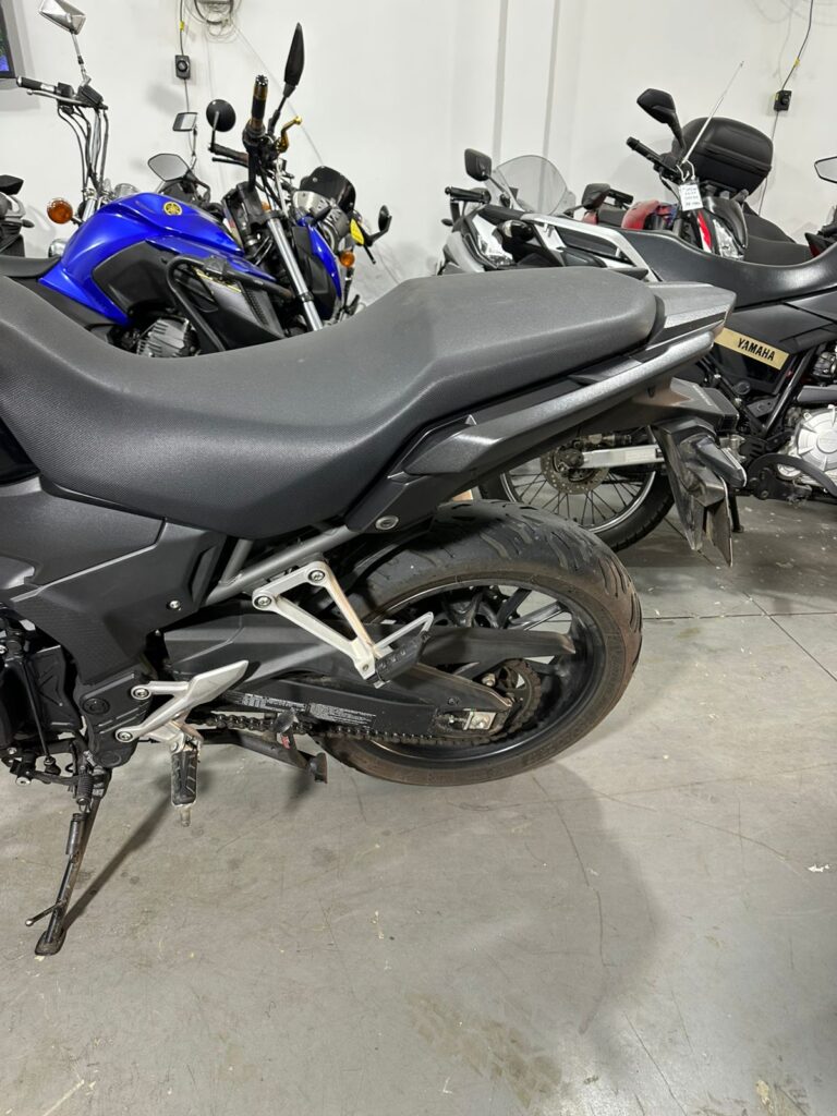 CB 500X, vermelha.